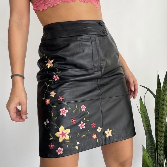 Vintage black genuine leather floral embroidered mini skirt - Picture 2 of 7